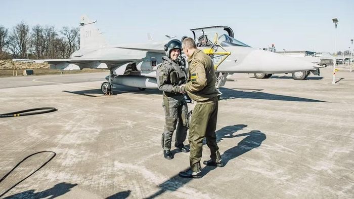 Trước diễn biến trên, ấn phẩm Defense Express đã đưa ra một số bình luận, ví dụ như họ nhắc đến việc ngay lập tức xuất hiện những lời chỉ trích cho rằng đơn giá 184,4 triệu euro cho một chiếc Gripen là quá cao, gây ra vụ bê bối lớn.