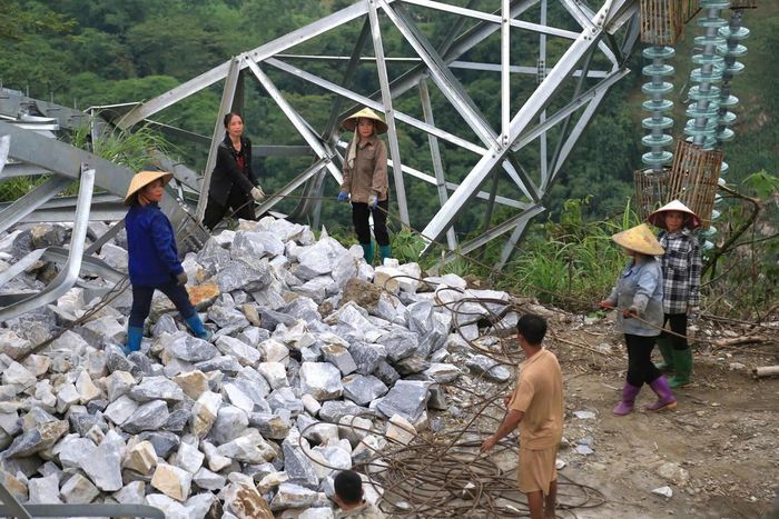 Hiện trường đổ cột điện. Ảnh: Văn Đức