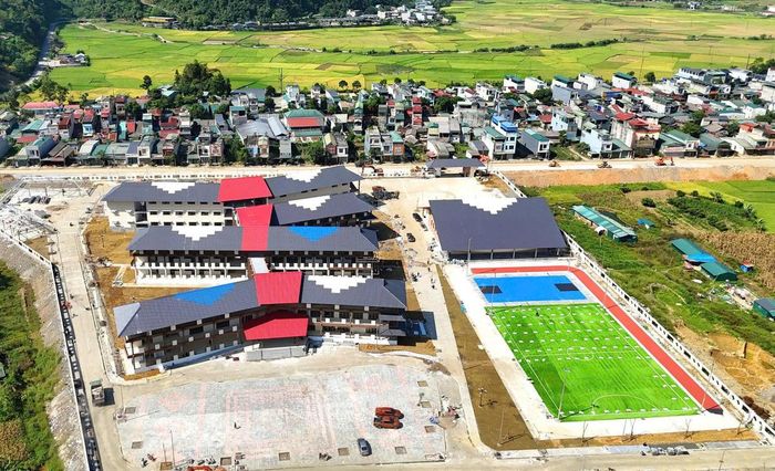 Trường Phổ thông nội trú liên cấp Tiểu học và THCS Mường Khương khang trang, hiện đại.