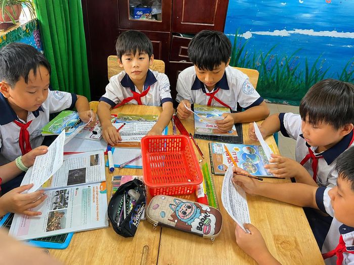 Sinh viên trải nghiệm không gian LAB hiện đại Trung tâm Đổi mới Sáng tạo - PTIT IEC. Ảnh: Học viện Công nghệ Bưu chính Viễn thông