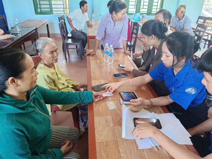 Lực lượng đoàn viên, thanh niên TP Huế hỗ trợ người dân sử dụng các dịch vụ công trực tuyến. Ảnh: T.T