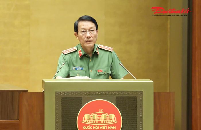Bộ trưởng Bộ Công an Lương Tam Quang trình bày tờ trình. Ảnh: Quang Vinh