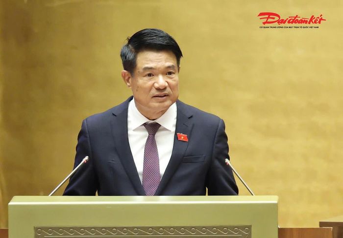 Viện trưởng Viện Kiểm sát nhân dân tối cao Nguyễn Huy Tiến trình bày tờ trình. Ảnh: Quang Vinh