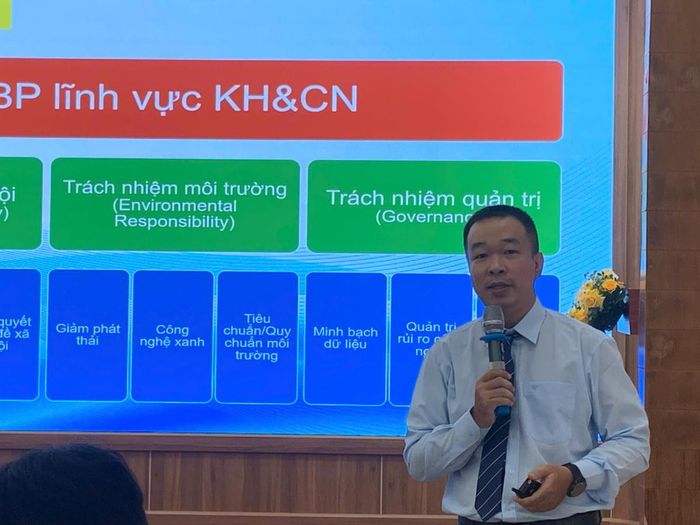 TS. Nguyễn Tiến Đạt trình bày tham luận tại hội nghị.