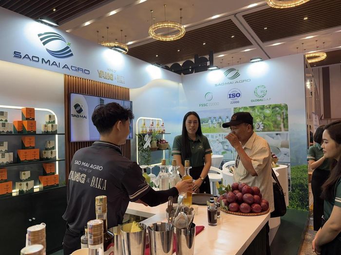 Khách tham quan trải nghiệm tại các gian hàng. Ảnh: Nguyễn Tú.