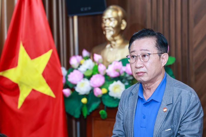 Ông Lý Xương Căn chia sẻ về hành trình lịch sử của Hoàng tử Lý Long Tường và những kết nối giữa Việt Nam và Hàn Quốc qua nhiều thế hệ. Ảnh: Quang Vinh.