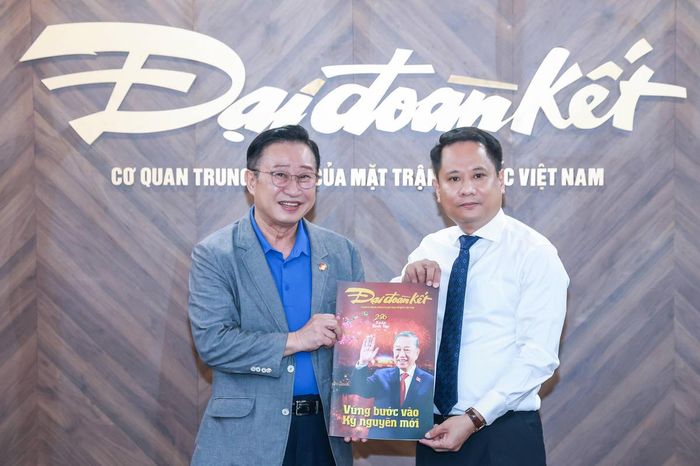  Tổng Biên tập Trương Thành Trung trao tặng ông Lý Xương Căn số báo đặc biệt, gửi gắm tình cảm và tinh thần đồng hành của Báo Đại đoàn kết. Ảnh: Quang Vinh.