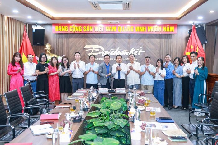 Lãnh đạo Báo Đại đoàn kết cùng các đại biểu chụp ảnh lưu niệm. Ảnh: Quang Vinh.