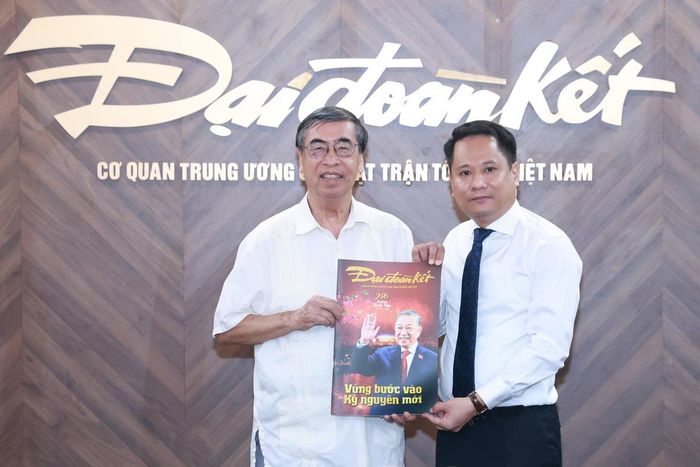  Tổng Biên tập Trương Thành Trung trao tặng ông Nguyễn Phú Bình số báo đặc biệt của Báo Đại đoàn kết. Ảnh: Quang Vinh.