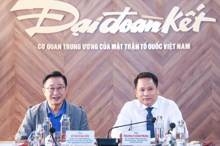 Tổng Biên tập Báo Đại đoàn kết Trương Thành Trung và ông Lý Xương Căn trao đổi về việc phối hợp tổ chức Hội thảo quốc tế “800 năm Hoàng tử Lý Long Tường đến Cao Ly và quan hệ Việt Nam - Hàn Quốc trong kỷ nguyên mới”. Ảnh: Quang Vinh.