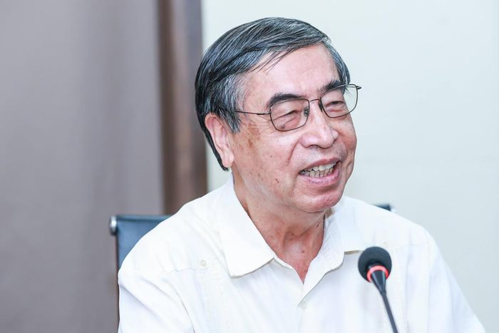 Ông Nguyễn Phú Bình chia sẻ về hành trình lịch sử 800 năm Hoàng tử Lý Long Tường đến Cao Ly. Ảnh: Quang Vinh.