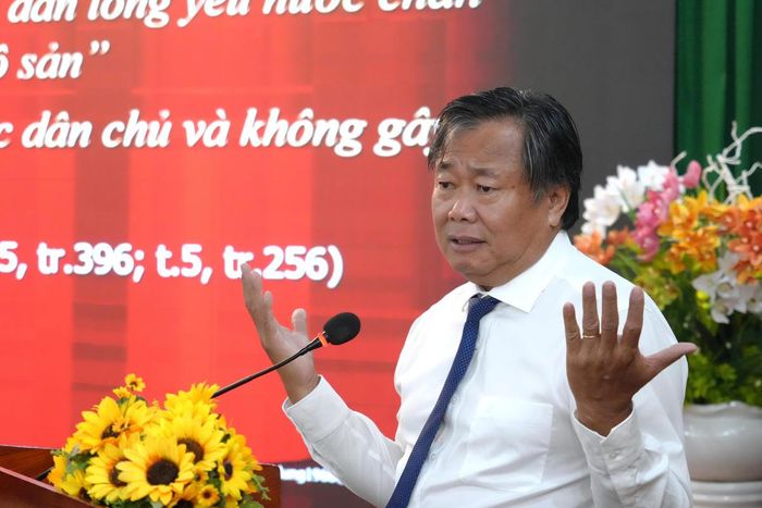 PGS.TS Nguyễn Quốc Dũng trình bày chuyên đề trong lớp bồi dưỡng, tập huấn do Ủy ban Trung ương MTTQ Việt Nam tổ chức. Ảnh: Mạnh Cường