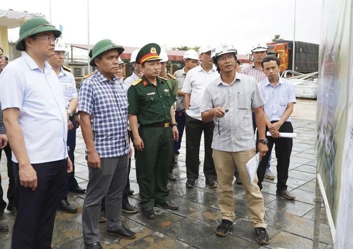 Ông Hồ Văn Niên, (áo ca rô), Bí thư Tỉnh ủy Quảng Ngãi cùng ông Nguyễn Đức Tâm, Chủ tịch UBND tỉnh nghe báo cáo tiến độ xây dựng Trường phổ thông nội trú liên cấp trên địa bàn tỉnh. Ảnh: BT.