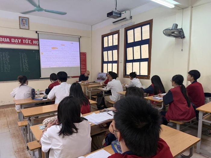 Thầy và trò Trường THPT Phùng Khắc Khoan (Hà Nội)