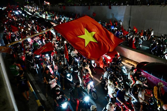  Tuyển Việt Nam đứng trước cơ hội lập thêm một kỳ tích nếu đánh bại Thái Lan để bảo vệ ngôi vương Đông Nam Á. Quang Hải cùng đồng đội nhận kỳ vọng rất lớn bởi họ đang có phong độ tốt. Đến giờ, mới chỉ có Campuchia ghi được bàn vào lưới tuyển Việt Nam ở giải đấu năm nay. 