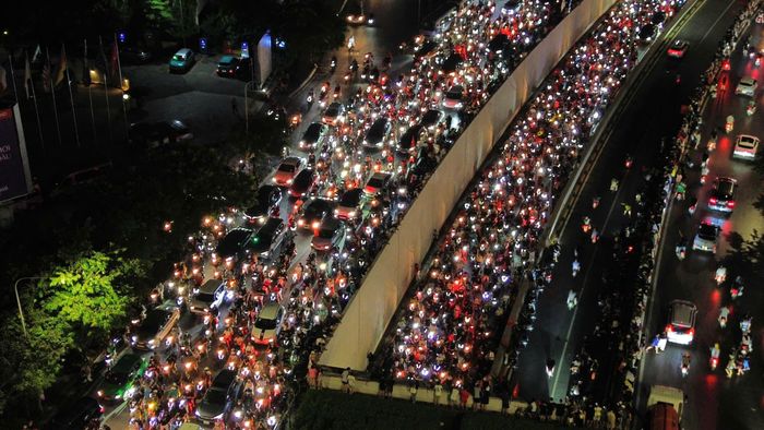  Người hâm mộ đổ về khu vực đường Xã Đàn, hầm chui Kim Liên, khiến giao thông bị ùn tắc. Đây là cảnh tượng thường thấy mỗi khi các cấp đội tuyển bóng đá nam quốc gia thi đấu thành công. 