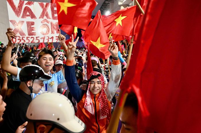  CĐV không giấu nổi sự phấn khích khi "Những chiến binh sao vàng" có lần thứ ba liên tiếp góp mặt ở trận chung kết giải khu vực, điều chưa từng xảy ra trong lịch sử. 