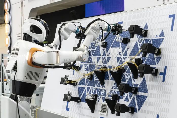  Robot hình người trình diễn các ứng dụng công nghiệp tại Hội nghị Trí tuệ Nhân tạo Thế giới ngày 16/7. Ảnh: Bloomberg. 