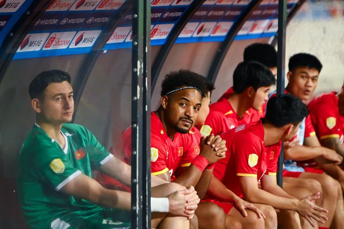 Tối 19/8, trên sân vận động Mỹ Đình, đã diễn ra trận đấu bán kết lượt về giữa hai đội tuyển Việt Nam và Malaysia trong khuôn khổ ASEAN Cup 2026. Khởi đầu trận đấu, tiền đạo Nguyễn Xuân Son đá dự bị khi HLV Kim Sang-sik cất anh ngồi ngoài.