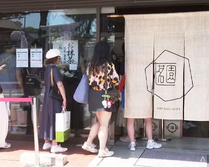  Khách hàng xếp hàng bên ngoài Horii Shichimeien, một cửa hàng trà lịch sử ở Uji (Nhật Bản). 