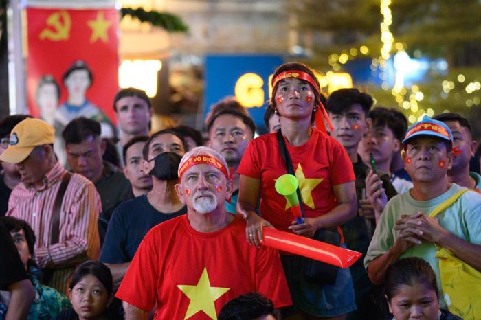  Bước sang hiệp hai, thế trận tiếp tục khiến người hâm mộ đứng ngồi không yên. Trên phố đi bộ, những ánh mắt hướng về màn hình, chờ đợi khoảnh khắc quyết định. Khi tuyển Việt Nam có bàn thắng thứ hai, Nguyễn Huệ một lần nữa bùng nổ. 