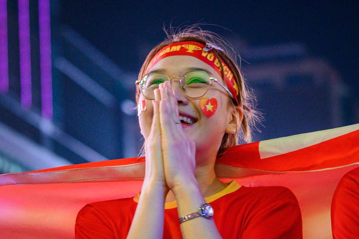  Khi trận đấu bắt đầu, tiếng hò reo tại Nguyễn Huệ liên tục thay đổi theo từng pha bóng. Những tình huống tấn công của tuyển Việt Nam khiến nhiều người đứng bật dậy, hồi hộp chờ đợi cơ hội ghi bàn. 