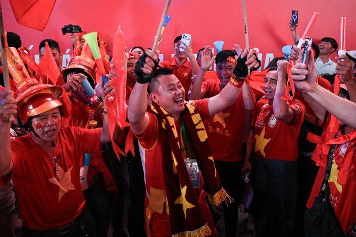  Niềm vui càng vỡ òa khi tuyển Việt Nam giành quyền vào chung kết ASEAN Cup 2026 với tổng tỷ số 4-0 sau hai lượt trận, khép lại một hành trình bán kết đầy thuyết phục trước Malaysia. Biển cờ đỏ vẫn chưa thôi náo nhiệt sau tiếng còi mãn cuộc, khi hàng nghìn CĐV cùng hướng về trận chung kết ASEAN Cup 2026 với giấc mơ nâng cúp. 