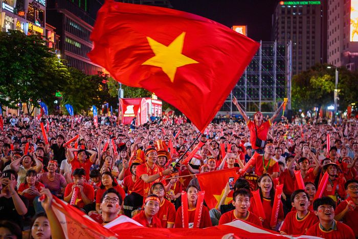  Sự chờ đợi của người hâm mộ được đẩy lên cao khi tuyển Việt Nam tìm được bàn thắng. Xuân Son ghi bàn mở tỷ số, lập tức biến những tiếng reo hò thành một màn ăn mừng tập thể tạo lợi thế lớn giúp đội tuyển Việt Nam dẫn trước Malaysia ở bán kết lượt về ASEAN Cup 2026. 