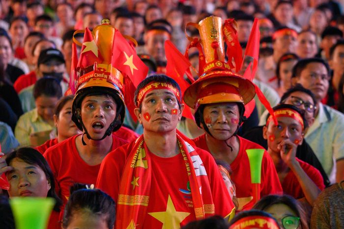  Những phút cuối trận diễn ra trong sự hồi hộp. Dù tuyển Việt Nam đang dẫn trước, nhiều CĐV vẫn không rời mắt khỏi màn hình. “Lúc gần hết trận mình vẫn chưa dám nghĩ đến chuyện ăn mừng. Chỉ đến khi trọng tài thổi còi, mình mới thực sự tin là Việt Nam đã vào chung kết”, anh Thanh Quang bày tỏ. 