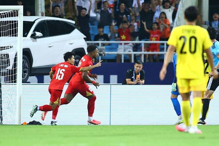 Phút 63, Xuân Son đá bồi mở tỷ số cho tuyển Việt Nam. Tiền đạo số 12 chỉ mất ba phút sau khi vào sân để tạo ra bước ngoặt trận đấu.