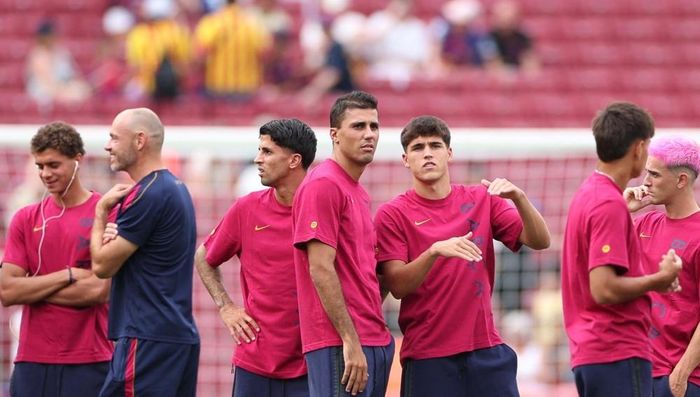  Trước đó, Cancelo còn xuống sân cùng Rodri và các đồng đội tại Barca. Ảnh: Reuters.