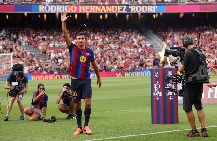  Áo đấu mang tên Rodrigo và số 16 nhanh chóng xuất hiện quanh Camp Nou chỉ vài giờ sau khi Barcelona công bố thương vụ. 