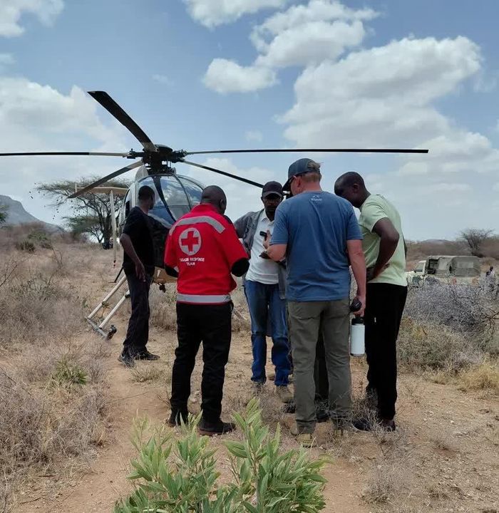  Lực lượng Hội Chữ thập đỏ Kenya tại hiện trường vụ rơi trực thăng gần khu vực Kirish, quận Samburu, hôm 19/8. Ảnh: Hội Chữ thập đỏ Kenya. 