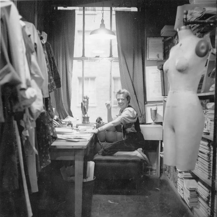 Claire McCardell ở trong căn phòng làm việc vào những năm 1950. Ảnh: Kho lưu trữ Claire McCardell.