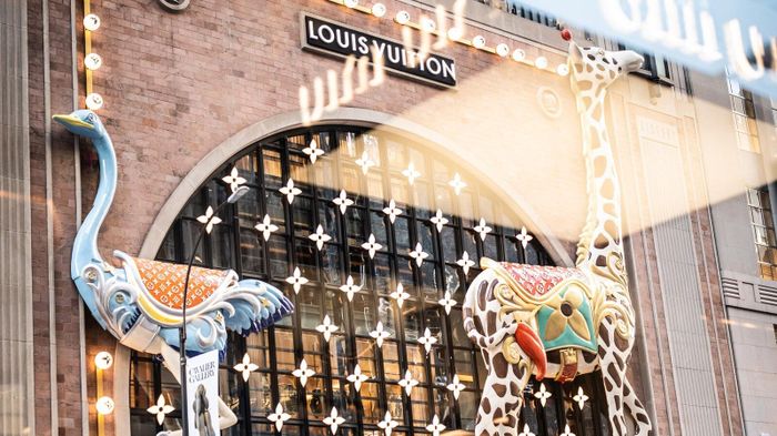 Hơn một nửa doanh thu của Louis Vuitton đến từ khách hàng trung lưu. Ảnh: The New York Times.