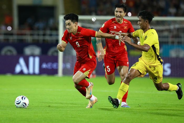  Tiền đạo mang áo số 9 đột phá táo bạo, gây rối loạn khu trung tuyến của Malaysia. Anh được hai đàn anh Đoàn Văn Hậu và Quang Hải băng lên hỗ trợ cùng. 