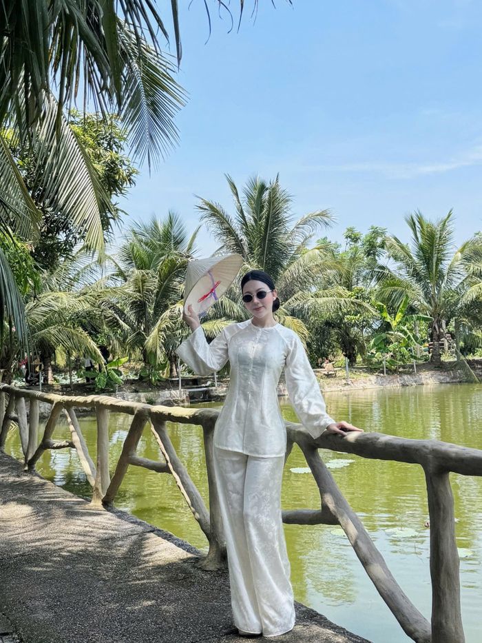  Hồng Hạnh dành nửa ngày chụp ảnh theo trào lưu miền Tây nhưng ở Quảng Ninh. Ảnh: Đỗ Hồng Hạnh. 
