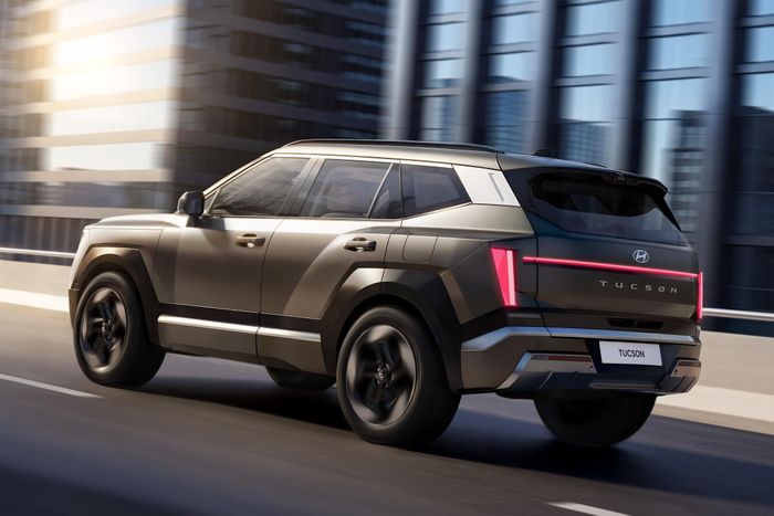  Tương tự cụm đèn trước, cụm đèn hậu của Hyundai Tucson hoàn toàn mới sở hữu dải đèn LED trang trí dạng mỏng chạy theo bề ngang thân xe, trong khi cụm đèn chính được thiết kế theo chiều dọc. 