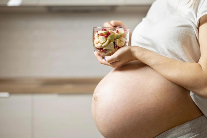  Bên cạnh đậu đỏ, mẹ bầu nên kết hợp đa dạng các nhóm thực phẩm như thịt, cá, trứng, rau củ và ngũ cốc để bổ sung đầy đủ vitamin, khoáng chất và dưỡng chất cần thiết trong thai kỳ. Ảnh: Magnific. 