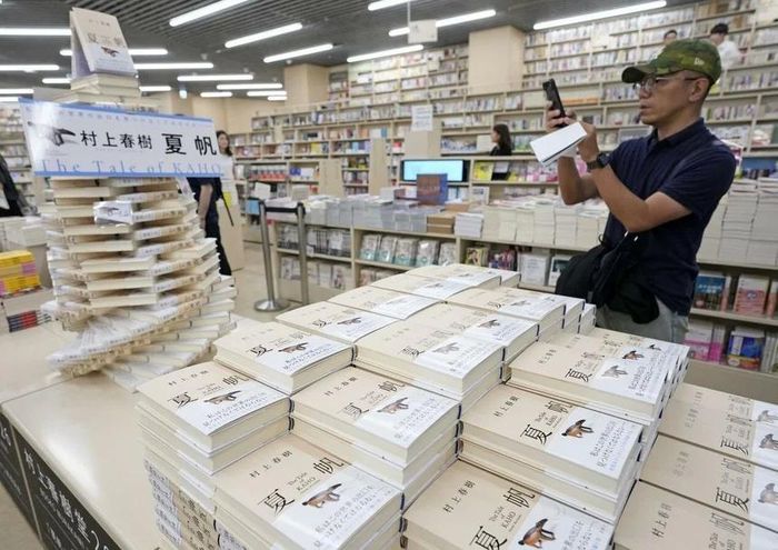 Tác phẩm mới được bày tại hiệu sách Sanseido ở Tokyo ngày 3/7. Ảnh: Kyodo.