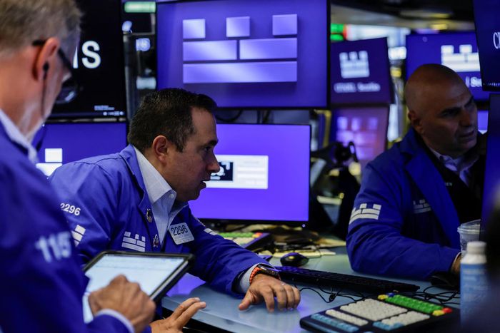  Các nhà giao dịch làm việc trên sàn giao dịch chứng khoán New York (Mỹ) ngày 19/8. Ảnh: Reuters. 