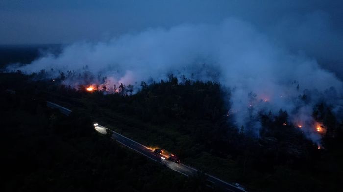 Khói bốc lên từ đám cháy rừng tại làng Tanjung Taruna, huyện Pulang Pisau, tỉnh Trung Kalimantan, Indonesia, ngày 13/8. Ảnh: Reuters.