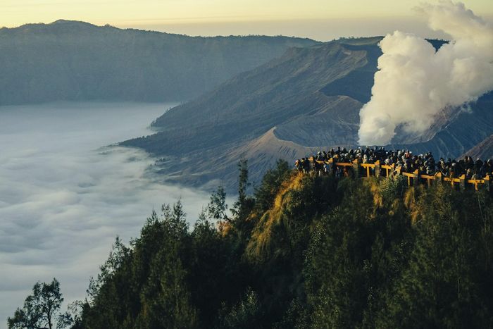 Du khách ngắm bình minh trên đường chinh phục núi lửa Bromo. Ảnh: Hưng Thịnh.
