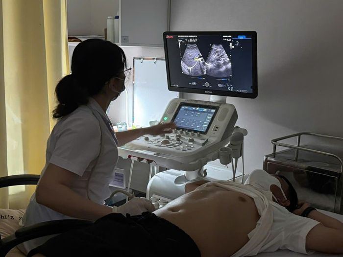 Bác sĩ Bệnh viện Đặng Văn Ngữ siêu âm cho bệnh nhân. Ảnh: Thanh Loan.