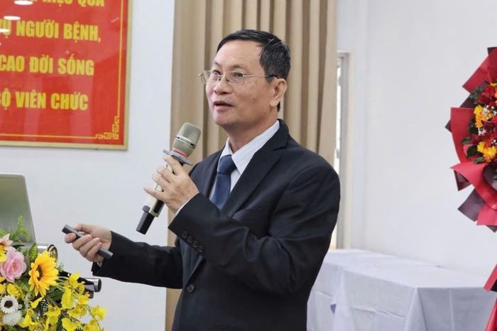  Bác sĩ chuyên khoa II Nguyễn Thành Dũng, Giám đốc Bệnh viện Bệnh Nhiệt đới TP.HCM, báo cáo tại hội nghị. Ảnh: Nguyễn Thuận.