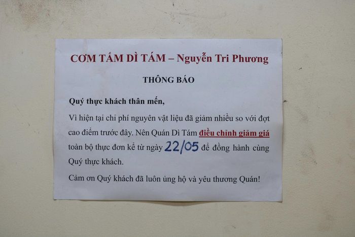  Bảng thông báo giảm giá tại quán cơm tấm dì Tám, phường Vườn Lài. 
