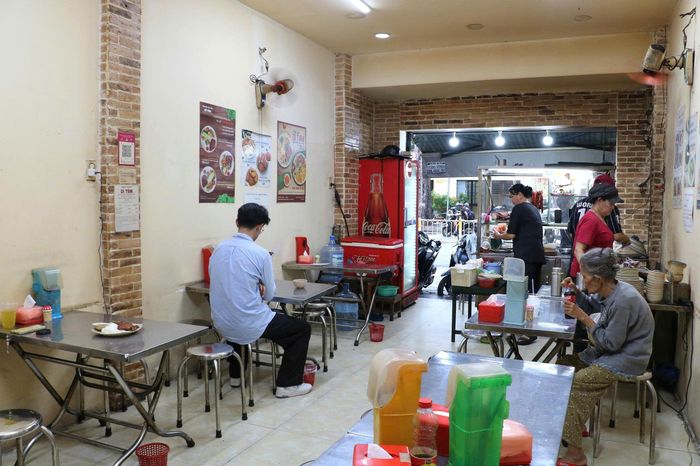  Khách quen của quán cơm tấm đa phần là sinh viên, dân văn phòng và lao động phổ thông. 