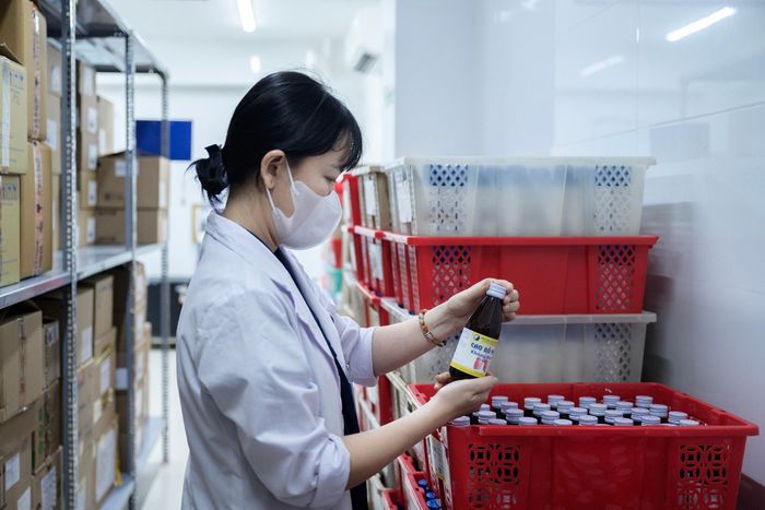  Thuốc Đông y thành phẩm được đóng chai, dán nhãn và lưu kho. Ảnh: Hoài Bảo. 