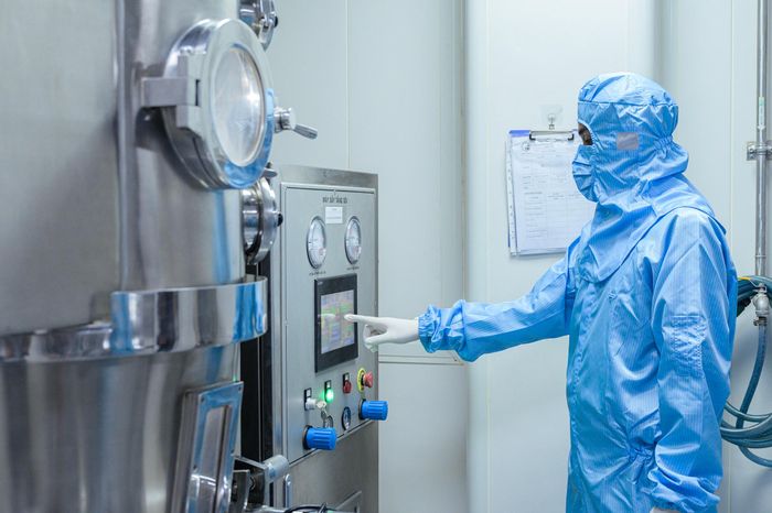 Nhân viên thực hiện các công đoạn sản xuất thuốc tại nhà máy sản xuất thuốc Đông y đạt chuẩn GMP-WHO ở TP.HCM. Ảnh: Hoài Bảo.