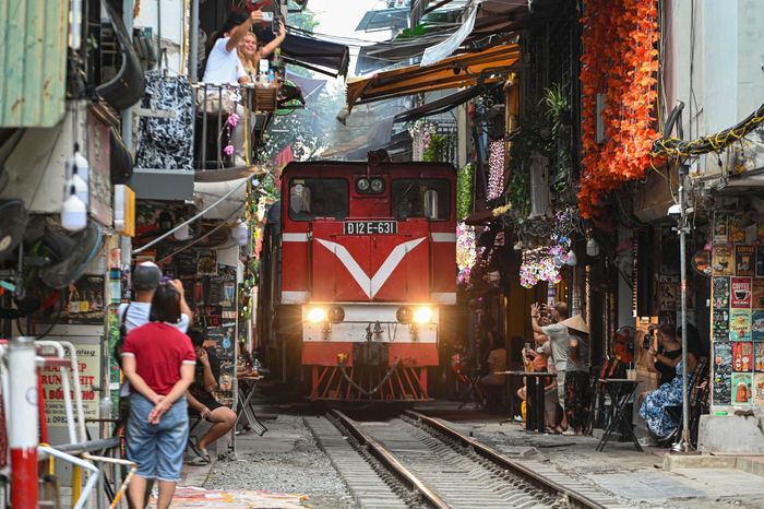  Du khách kéo đến "phố cà phê đường tàu" Hà Nội sáng 11/8. Ảnh: Đan Châu. 